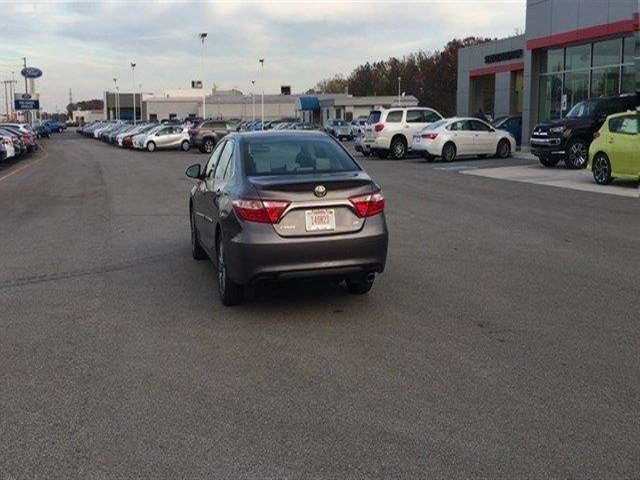 2017 Toyota Camry SE 4dr Sedan